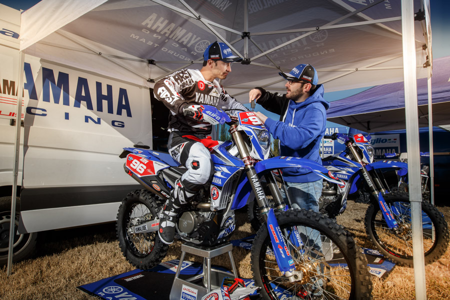 photo team Yamaha racing enduro 2016 Le mécanincien enduro Fedex avec christobal Guerrero