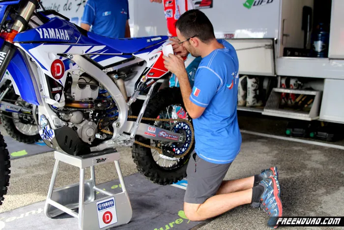Avant de le début des ISDE Fabien a encore le doit d'intervenit sur la moto de Marco Fedex ISDE 2015