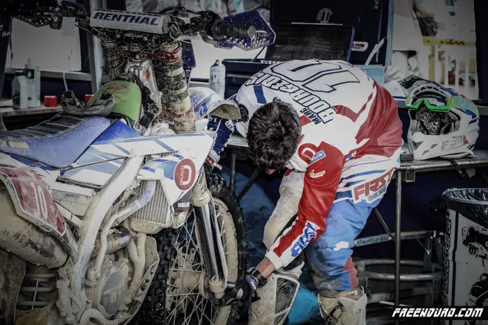 A partir du moment ou la course en est lancée, c'est le pilote seul qui intervient sur sa moto Mecanique moto d'enduro