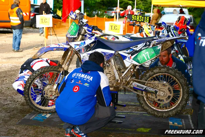 Fedex ici en train d'assister David Abgrall Fedex mécano enduro