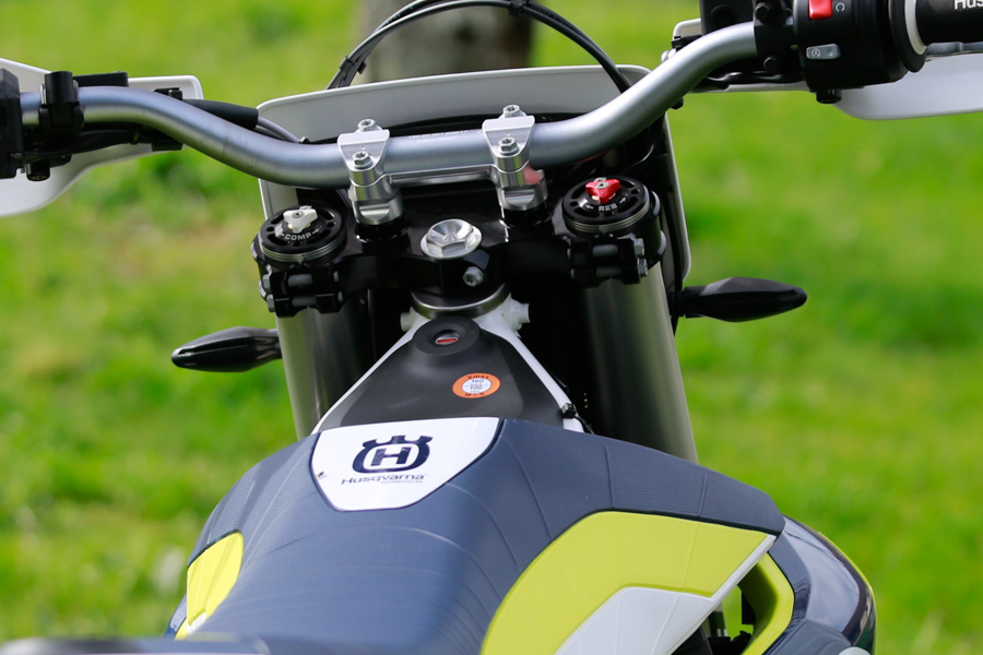 gro splanreservroi Husqvarna 701 enduro : 160 km/h max postede pilotage moto husqvarna 701 enduro