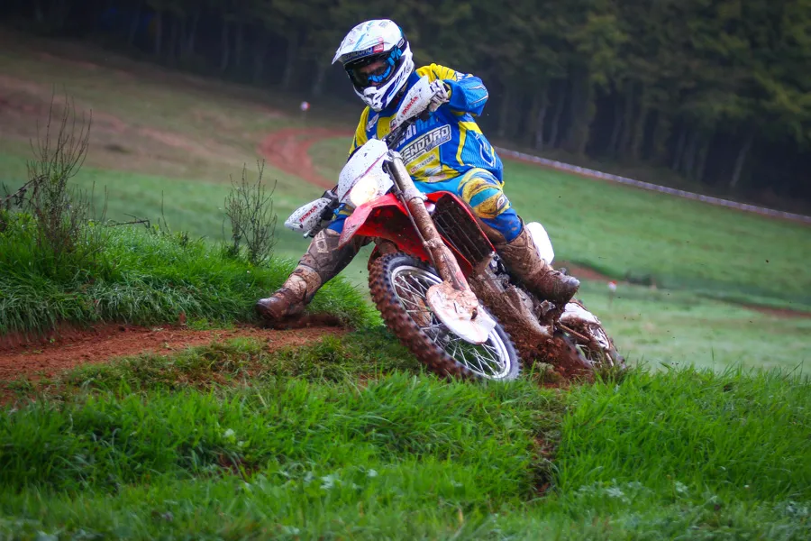 essais moto Honda 250 CRF R version enduro par Red moto