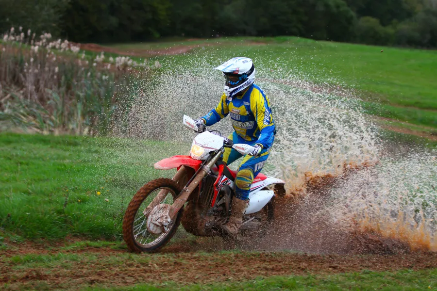 le pilote essayeur Freenduro Yannick Labat, avec la Honda 450 CRF R