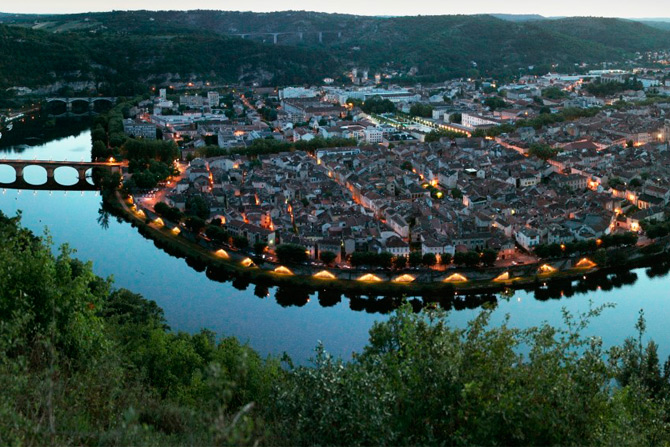 La ville de Cahors nichée au bord du Lot cahors centre ville