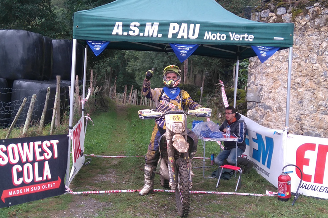 Le pilote Basque Espagnol Josu Artola heureux à l'arrivée même en ayant fait 2 fois la première boucle enduro licq 2016