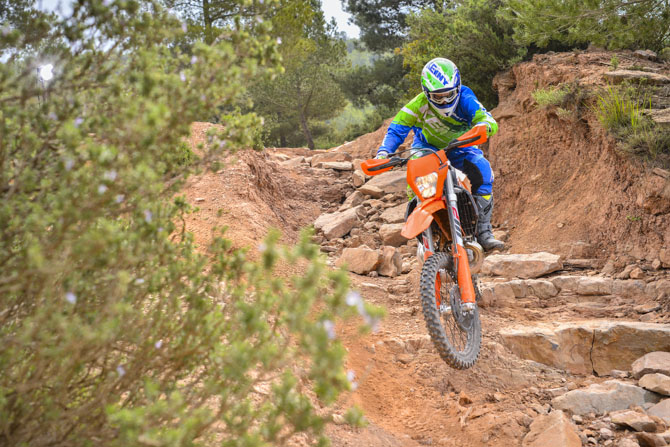 C'est dans ce type de chemins que la nouvelle partie cycles des KTM 2017 fait la différence ktm 250 exc enduro 2017 6621