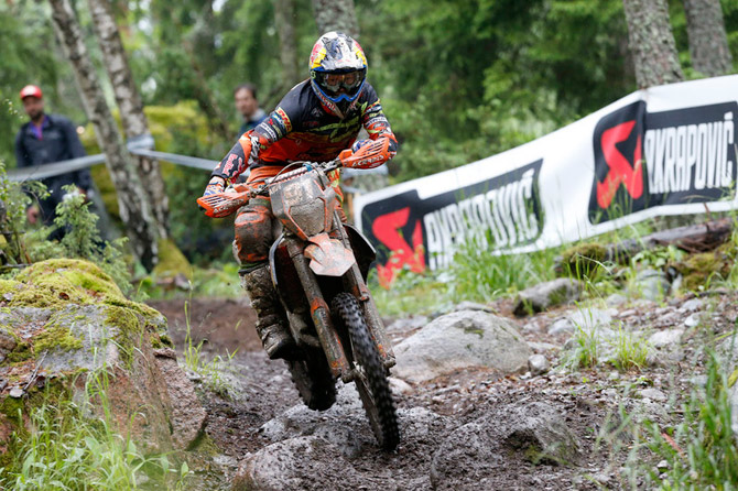 Nathan Watson est le premier pilote de la saison à rempoter une journée en E1 devant Eero Remes nathan watson pilote eKTM gagne la catégorie Enduro 1en Suède
