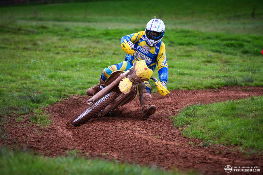 C'est dans les appuis que la Suz' est le plus à l'aise en virage essais moto Suzuki Valenti par Freenduro