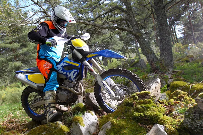 Dans les pierres les suspensions Franchissement moto enduro