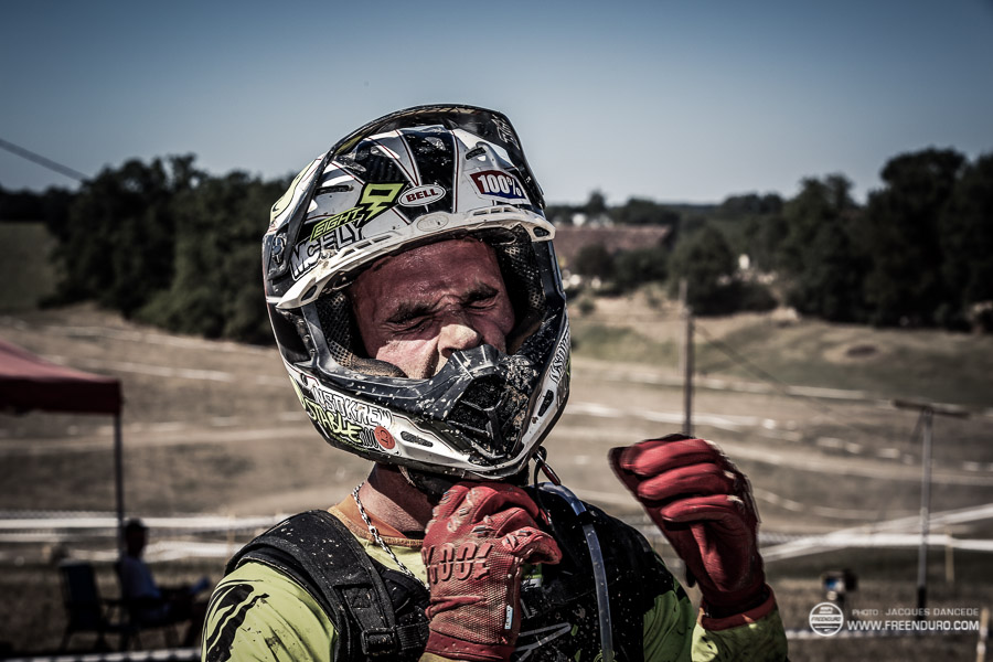 Pierrick Roncin à l'arrivée du cross country le dimanche après un week-end de course photo portrait Pierrick Roncin pilote enduro Kawasaki