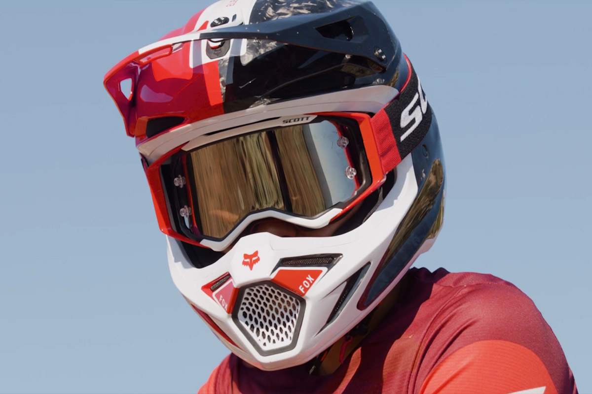 Pilote tout-terrain portant le casque Fox V3