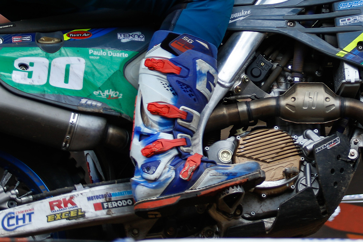 Pilote avec bottes Gaerne SG22 en course
