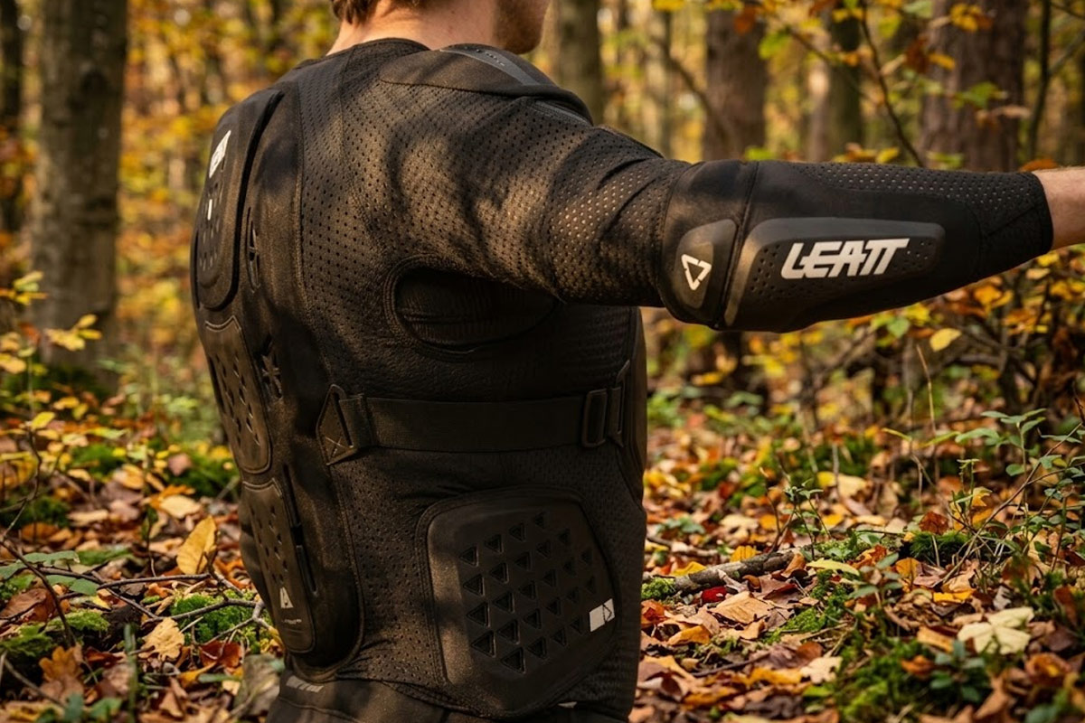 Aperçu de coté du gilet de protection Leatt 3DF AirFit Hybrid porté par un pilote