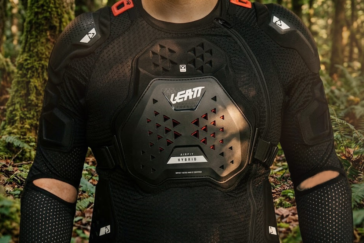 Pilote d'enduro de face portant le gilet Leatt 3DF AirFit Hybrid