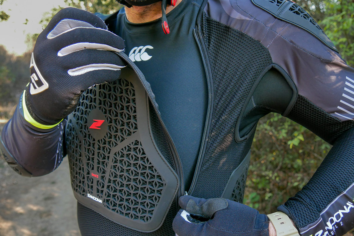Détail du zip latéral d'enfilage sur le gilet Zandonà Netcube Jacket