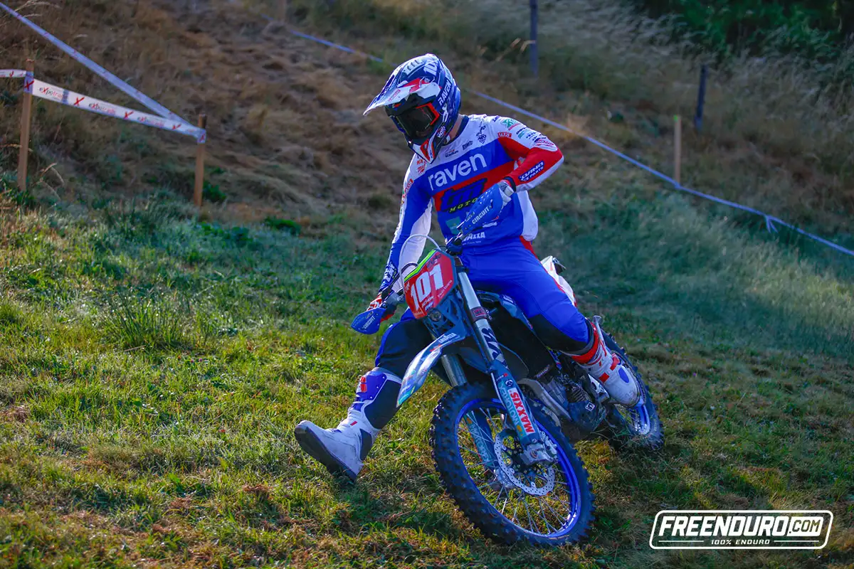 Le pilote français Zach Pichon en spéciale de moto enduro, reportage par Freenduro le média 100% enduro.