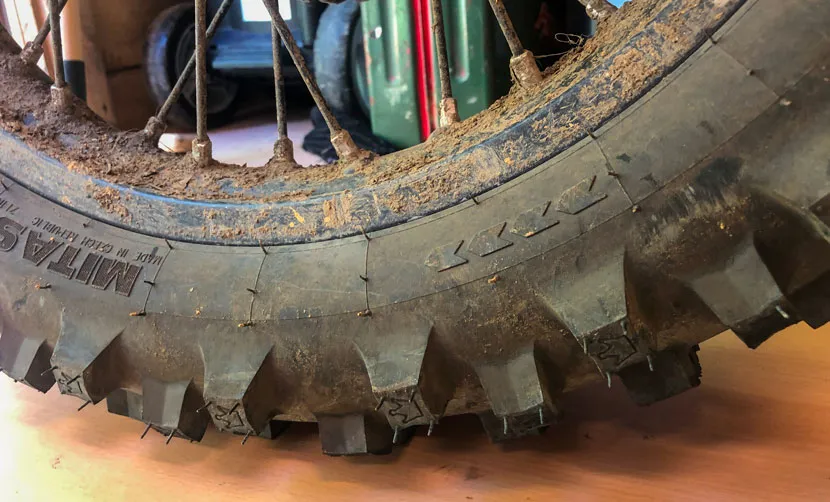 Posé sur le sol le Mitas et la mousse montés à l'arrière ne s'affaissent pas, même au bout d'un an. En roulant la mousse s'assouplie et reprend ensuite sa dureté initiale à l'arret mousse AR technomousse freenduro
