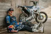Zoom Husqvarna TE300 Factory 2025 de Billy Bolt : prête pour le combat !