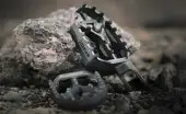 Matos : Akrapovic dégaine le titane pour ses inédits repose-pieds pour les pour Aventure-Trails Matos : Akrapovic dégaine le titane pour ses inédits repose-pieds pour les pour Aventure-Trails