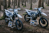 Husqvarna Enduro Pro 2026 (300/350) : La version Pro vaut-elle les 1500€ d'écart ? Husqvarna Enduro Pro 2026 (300/350) : La version Pro vaut-elle les 1500€ d'écart ?
