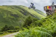Vidéos : Moto vs VTT , qui est le plus rapide sur la piste de VTT la plus dangereuse du monde ? Vidéos : Moto vs VTT , qui est le plus rapide sur la piste de VTT la plus dangereuse du monde ?
