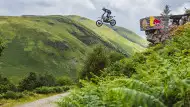 Vidéos : Moto vs VTT , qui est le plus rapide sur la piste de VTT la plus dangereuse du monde ? Vidéos : Moto vs VTT , qui est le plus rapide sur la piste de VTT la plus dangereuse du monde ?