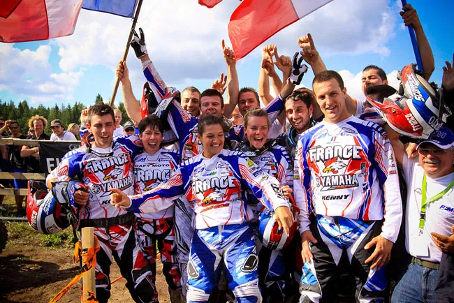 Les Françaises entourées par les juniors © Mikko-Pekka Purho / SML