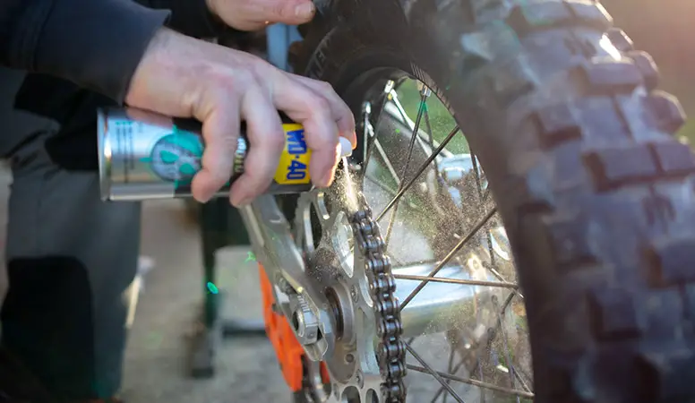 WD40 lubrifiant chaine moto enduro 2