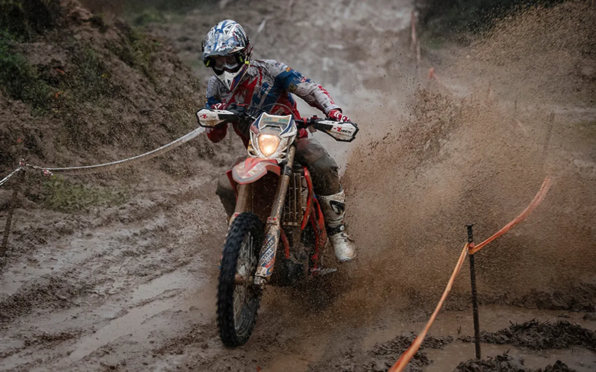 Steve Holcombe dimanche matin à l'attaque pour combler l'écart sur Freeman steve.holcombe EnduroGP Portugal 2020