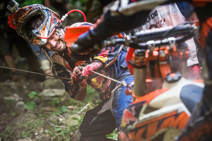 Andréas Lettenbichler en plein éffort pour tirer Walker Andréas Lettenbichler pilote enduro hard