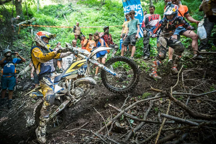 Walker à la rescousse de Jarvis Graham Jarvis pilotemoto enduro Husqvarna 300TE