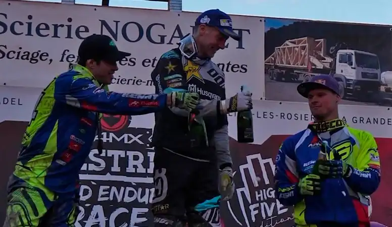 les 2 sherco boys encadrant le maître podium ales trem 2019