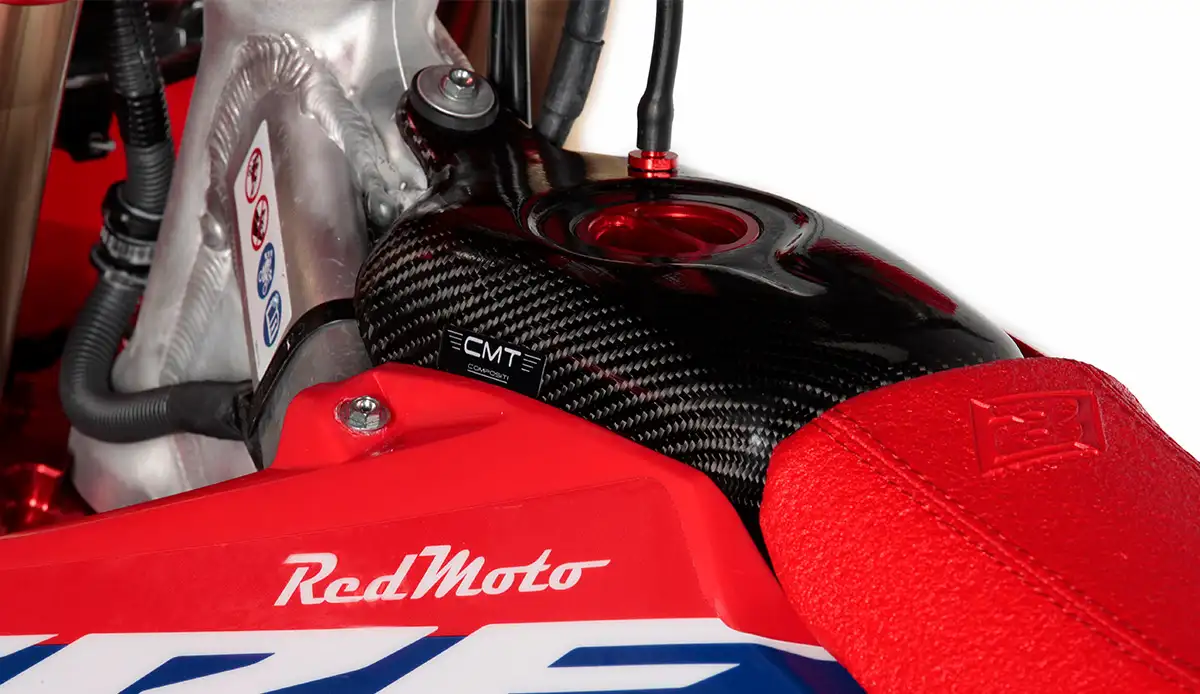 En option toujours le reservoir carbone signé CMT reservoir carbone Honda CRF Enduro 2021