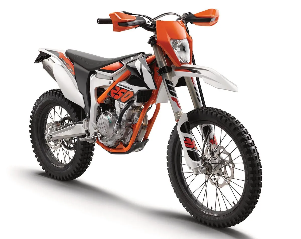 Finit l'avant assez laid dans anciennes Freenride, celle-ci adopte un look resolument plus moderne moto KTM FREERIDE 250 F MY 2018 4t