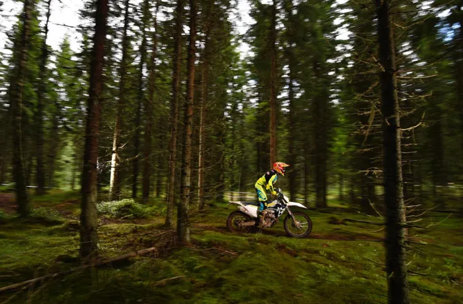 Un aperçu du tracé typiquement Suédois de la première partie de notre essai de le 250 FE essai enduro husqvarna 250 TE 2017