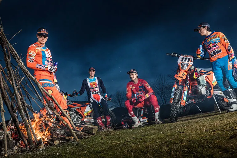 les 5 mousquetaires de chez KTM en mode boy-scout durant le shooting officiel KTM Enduro Team Shooting 2018