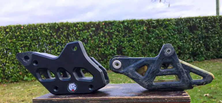 L'AXP à gauche le KTM à droite : l'AXP est plus volumineux donc à priori il protègera plus guide chaine axp vs KTM 2
