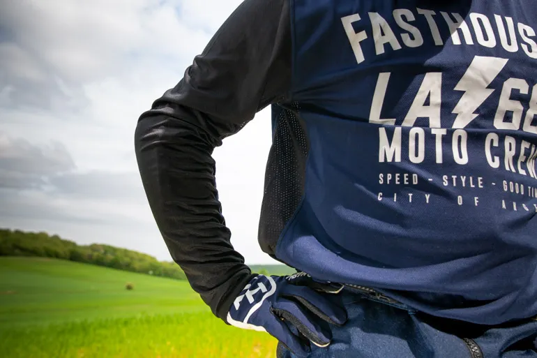 Le dessous des manches et les cotés du buste ventilé maillot fasthouse LA 68 2