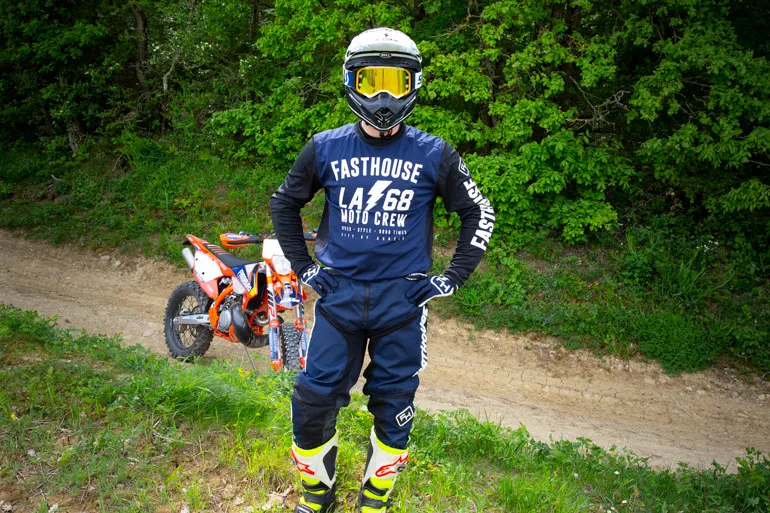 Une tenue sobre et classe à base de bleu marine et noir maillot fasthouse LA 68 5