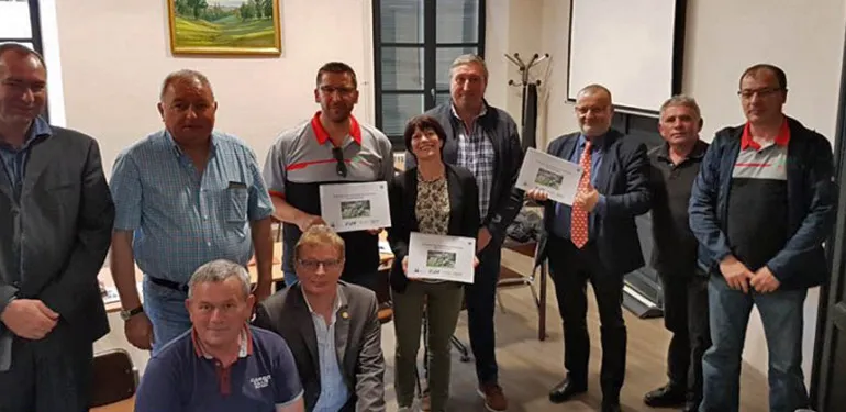La réunoin de présentation de l'étude économique du MC Livraidois à la mairie d'Ambert moto club livradois mairie ambert