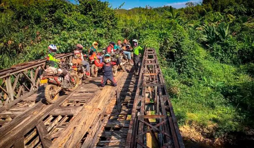 Certains ponts en bois aux planches moisies et manquantes sont assez impressionnants à franchir ballade enduro LAOS 2019 2