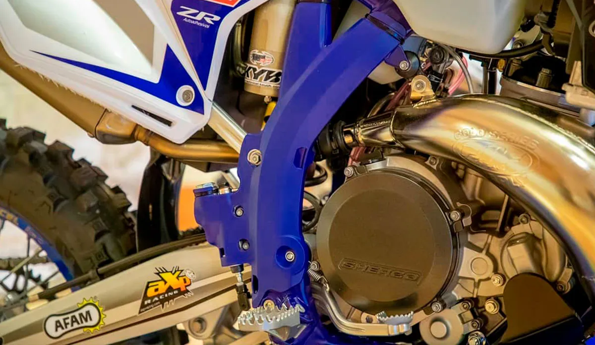 Carter noir et protections de cadre bleus sur les modèles factory carter moteur moto sherco 2020