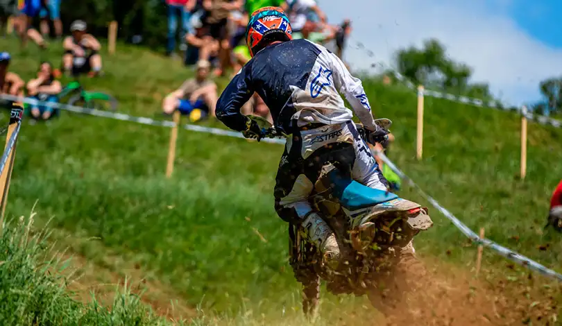 Lors du GP d'Italie ou il ajoute 2 nouvelles victoire en GP à son tableau de chasse david kinght champion du monde enduro