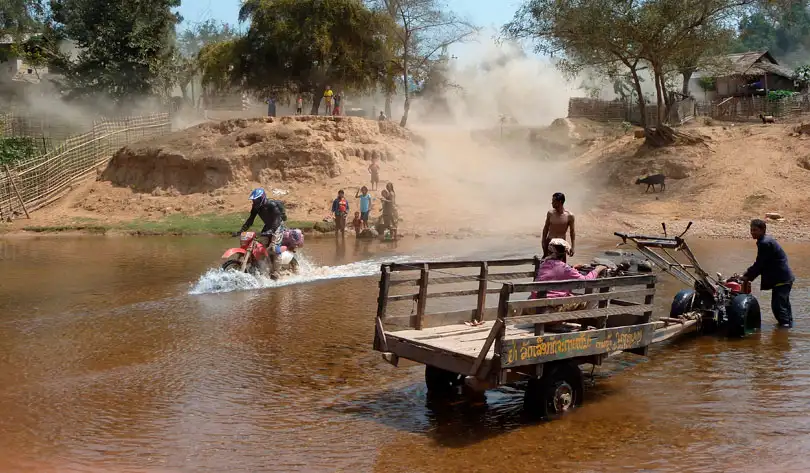 moto enduro LAOS