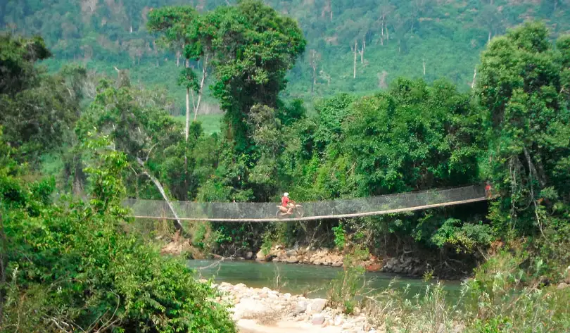 moto pont suspendu laos enduro