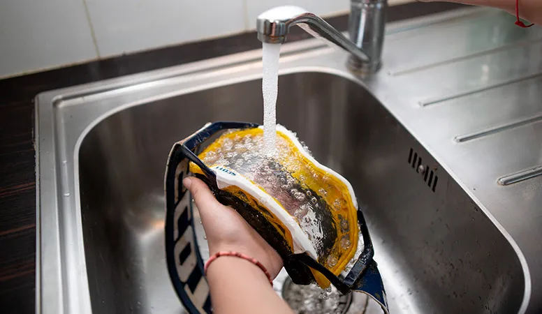 Un petit coup sur un filet deau permet de de faite partir le plus gros des traces de boue nettoyer masque croos freenduro 019