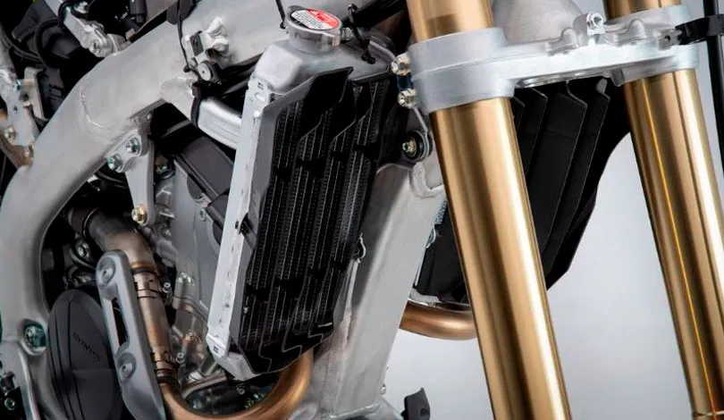 Le volume du radiateur droit à été augmenté radiateur honda 250 crf enduro