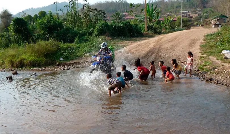Contrairement à la France la traversée des cours d'eau au Laos sont autorisées, car c'est bien souvent la seule solution pour poursuivre sa route tracerser riviere laos