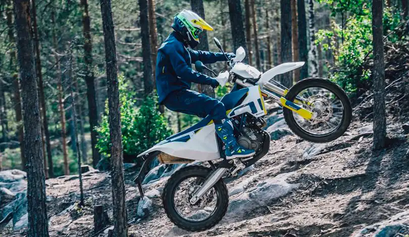 husqvarna 701 LR 2020 moto action 2