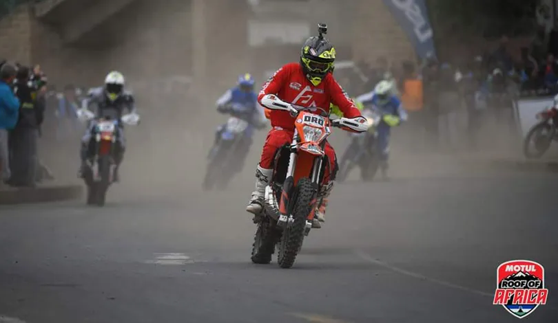 Dans les rues de Maseru devant la meute de furieux sur le bitume prologue roof of africa duchene 2019